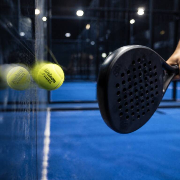 Padel-Ball an der Glaswand