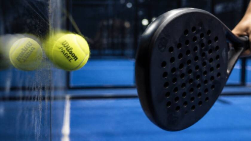 Padel-Ball an der Glaswand