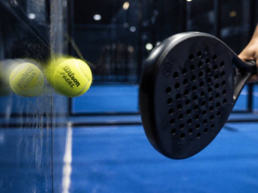 Padel-Ball an der Glaswand