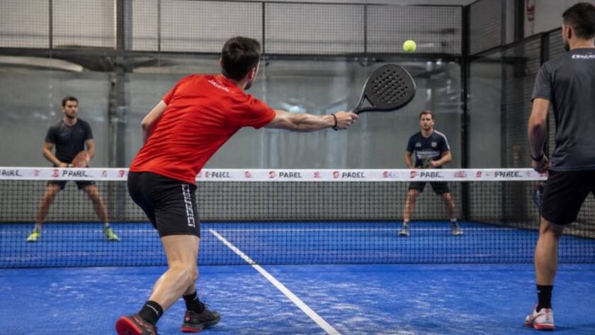 Padel-Doppel in einer Indoor-Halle