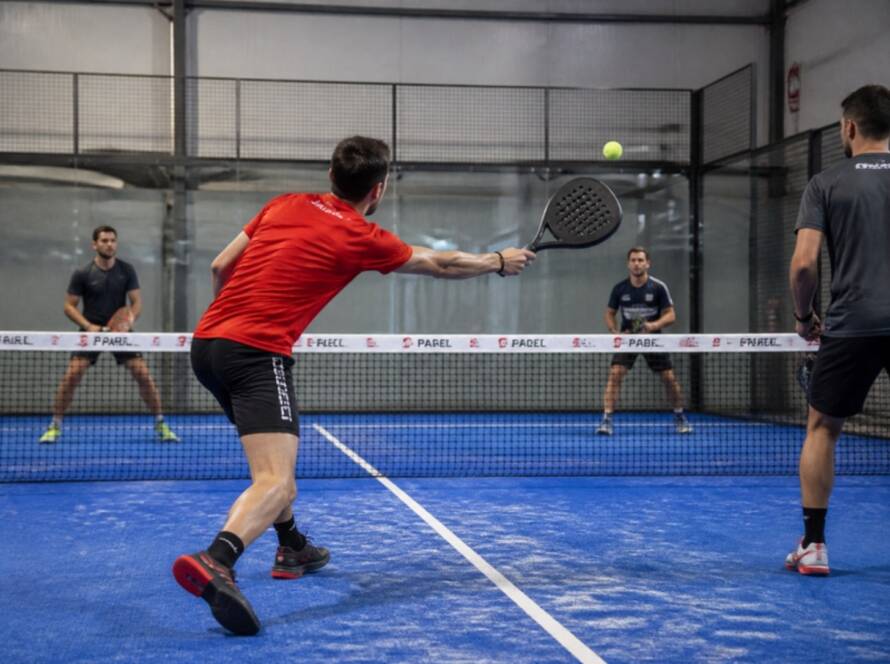 Padel-Doppel in einer Indoor-Halle