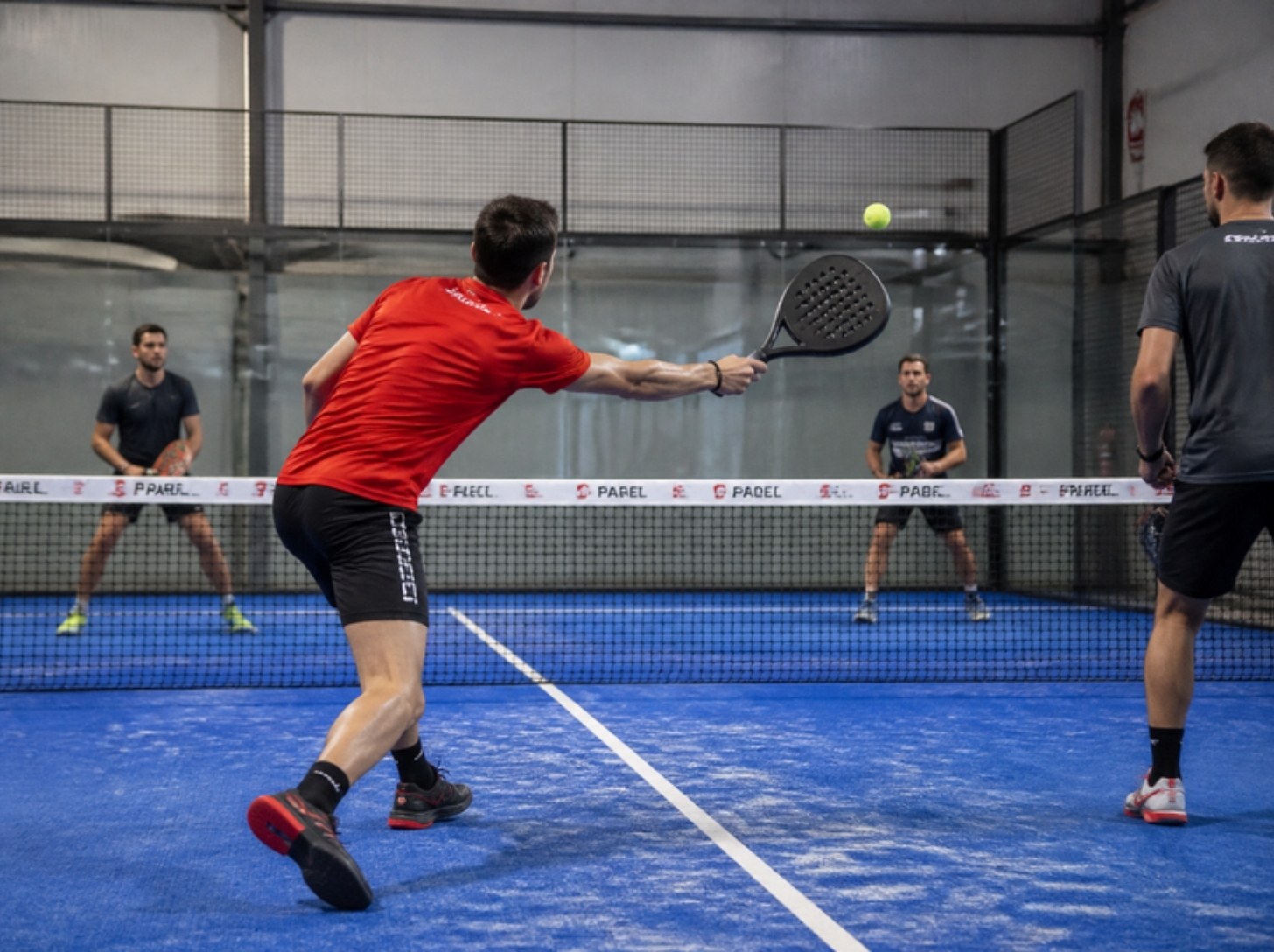 Padel-Doppel in der Halle